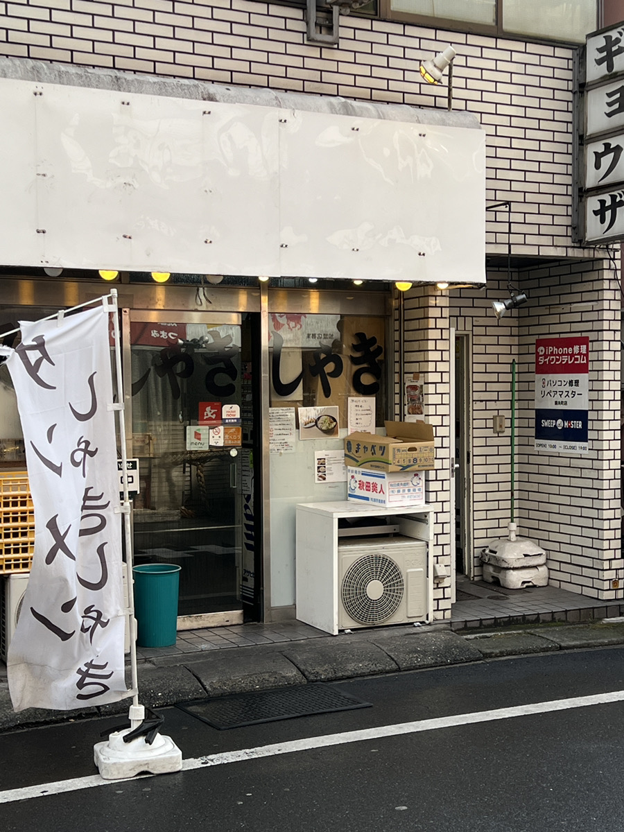 ラーメン店「たんめんしゃきしゃき」右側の階段を3階