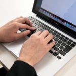 ノートパソコンのキーボードの写真