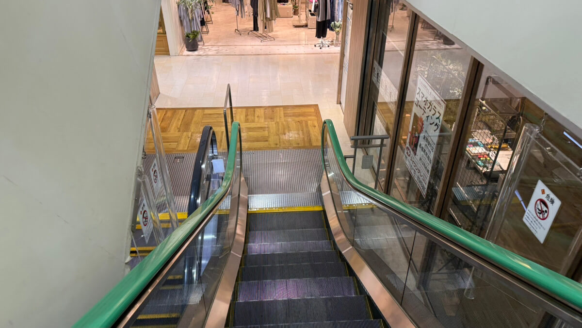 下りエスカレーターに乗ります