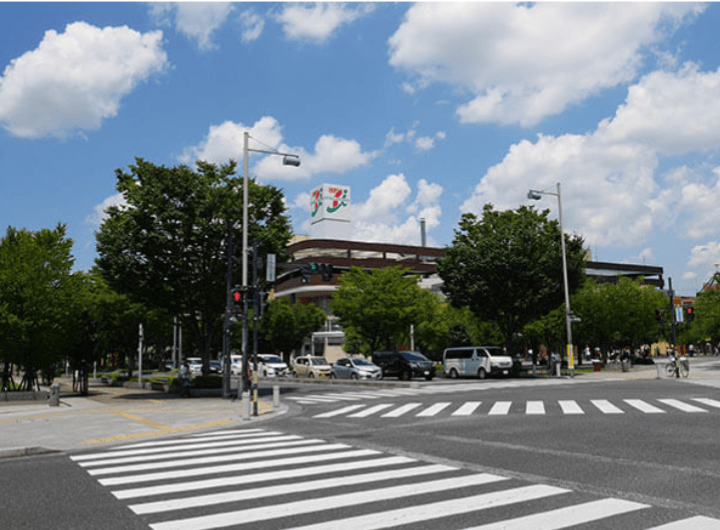 左にセブンマークの大きな建物が見えます