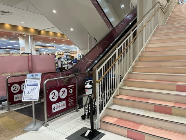 エレベーター・エスカレーターで2階へ