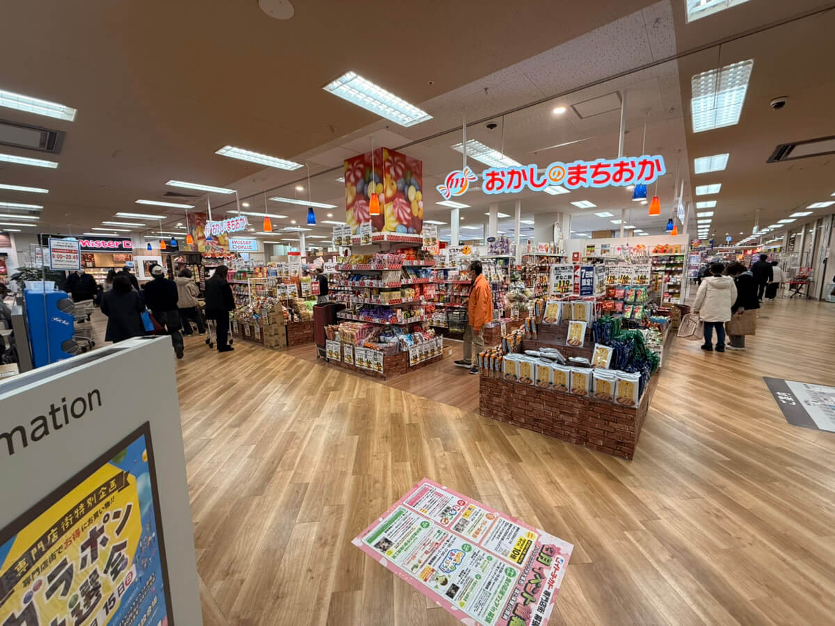 おかしのまちおか様の店前まで来たら、左側の通路へお進みください。