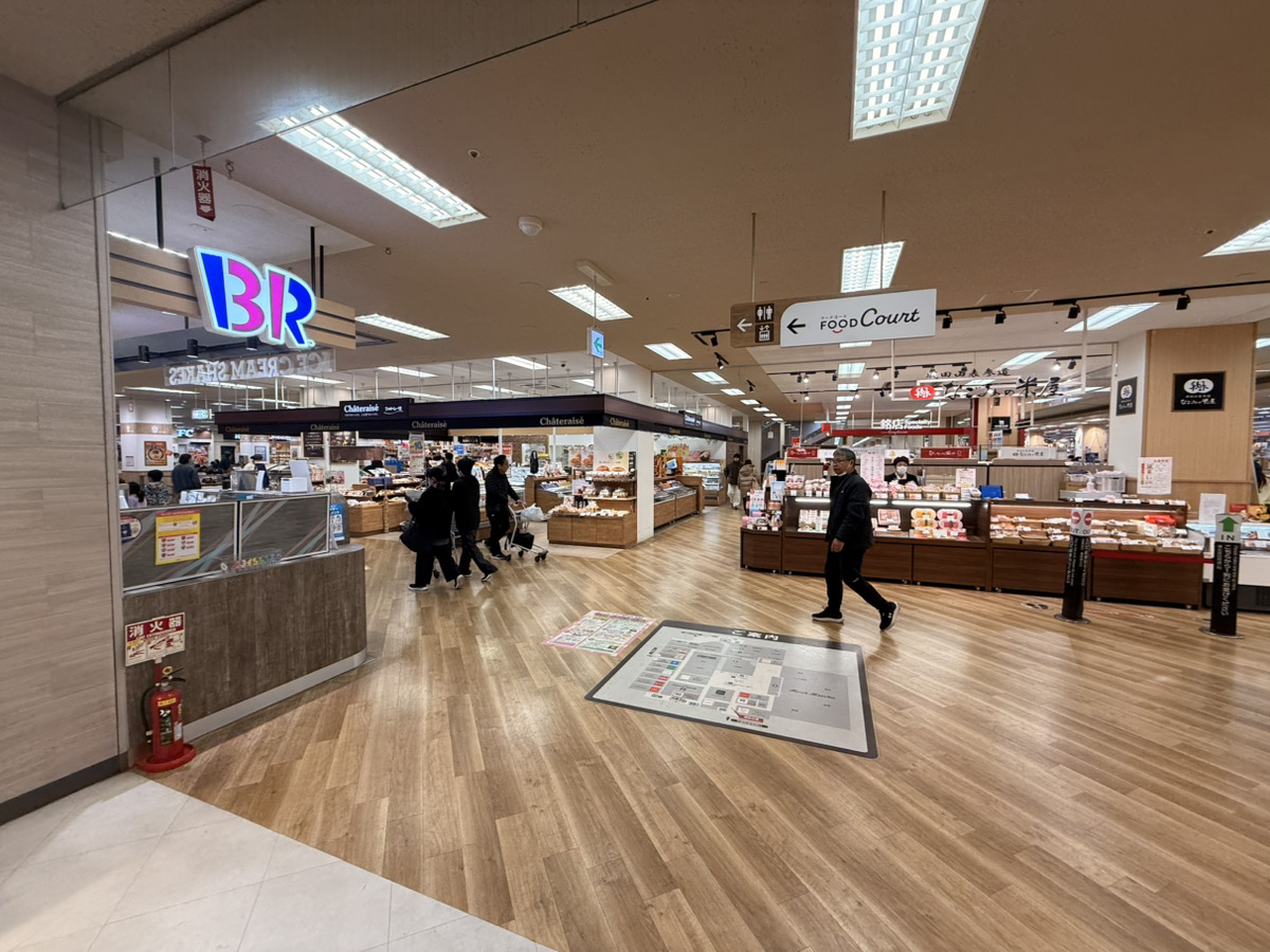 中へ入ると目の前になごみの米屋様がございますので、そちらを目印に左へお向かいください。