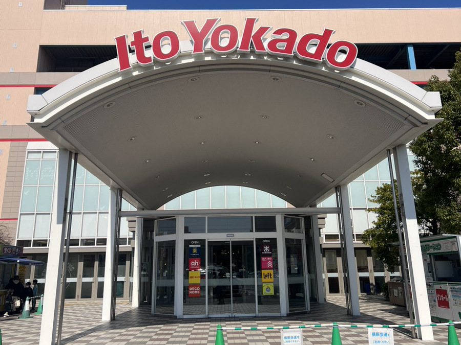 はじめに、1階駐車場側のエントランスより館内へお進みください。