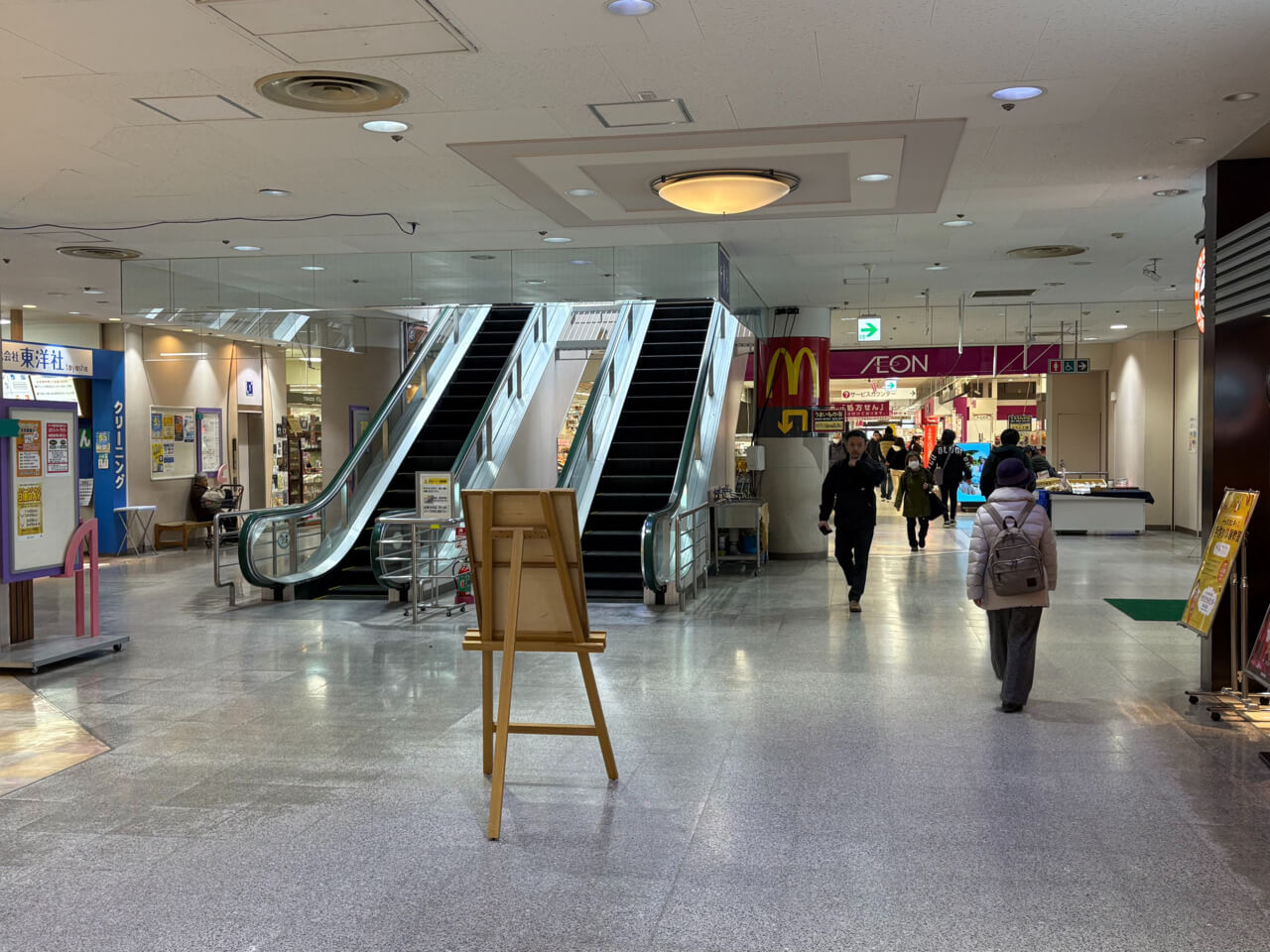 エスカレーターの方向へ