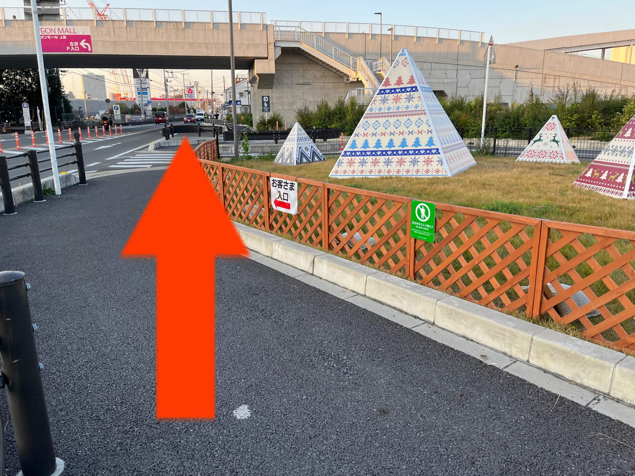 バスを降り直進します