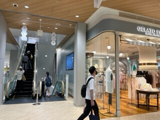エスカレーターで3階へ