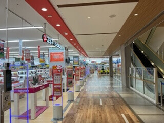 通路をまっすぐ進みます