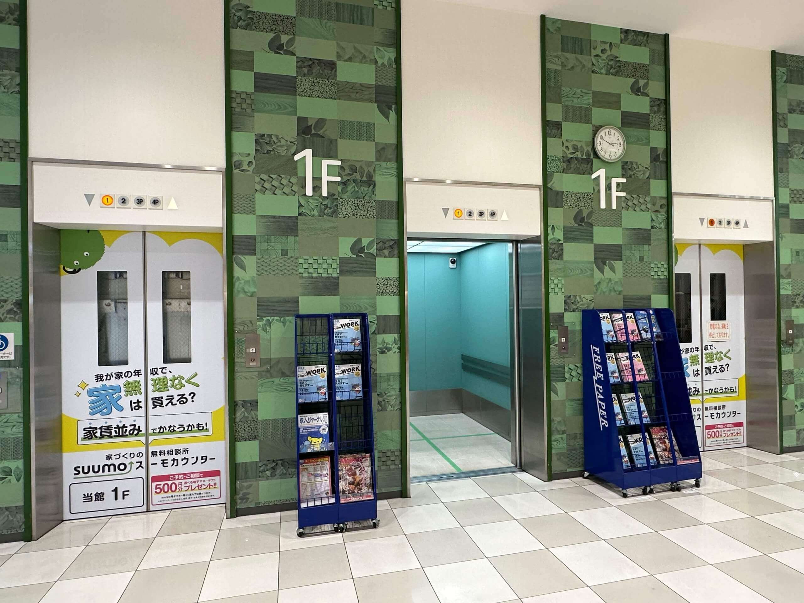 エレベーターで2階へ上がります