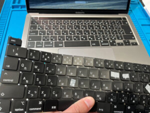 キーボードにジュースをこぼしてしまった！【MacBookPro A2338】の記事画像