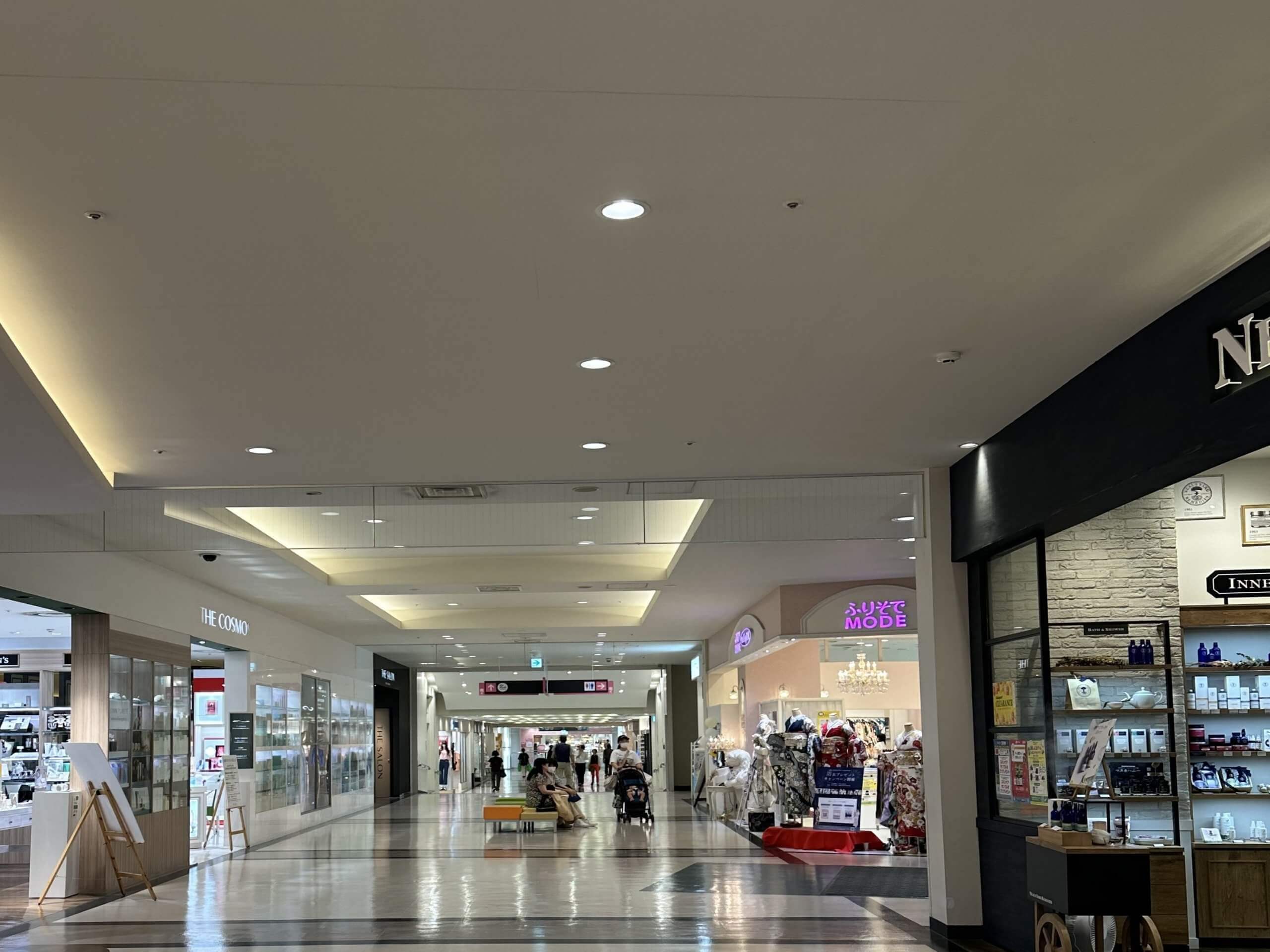 目印の店舗のある通路を進みます
