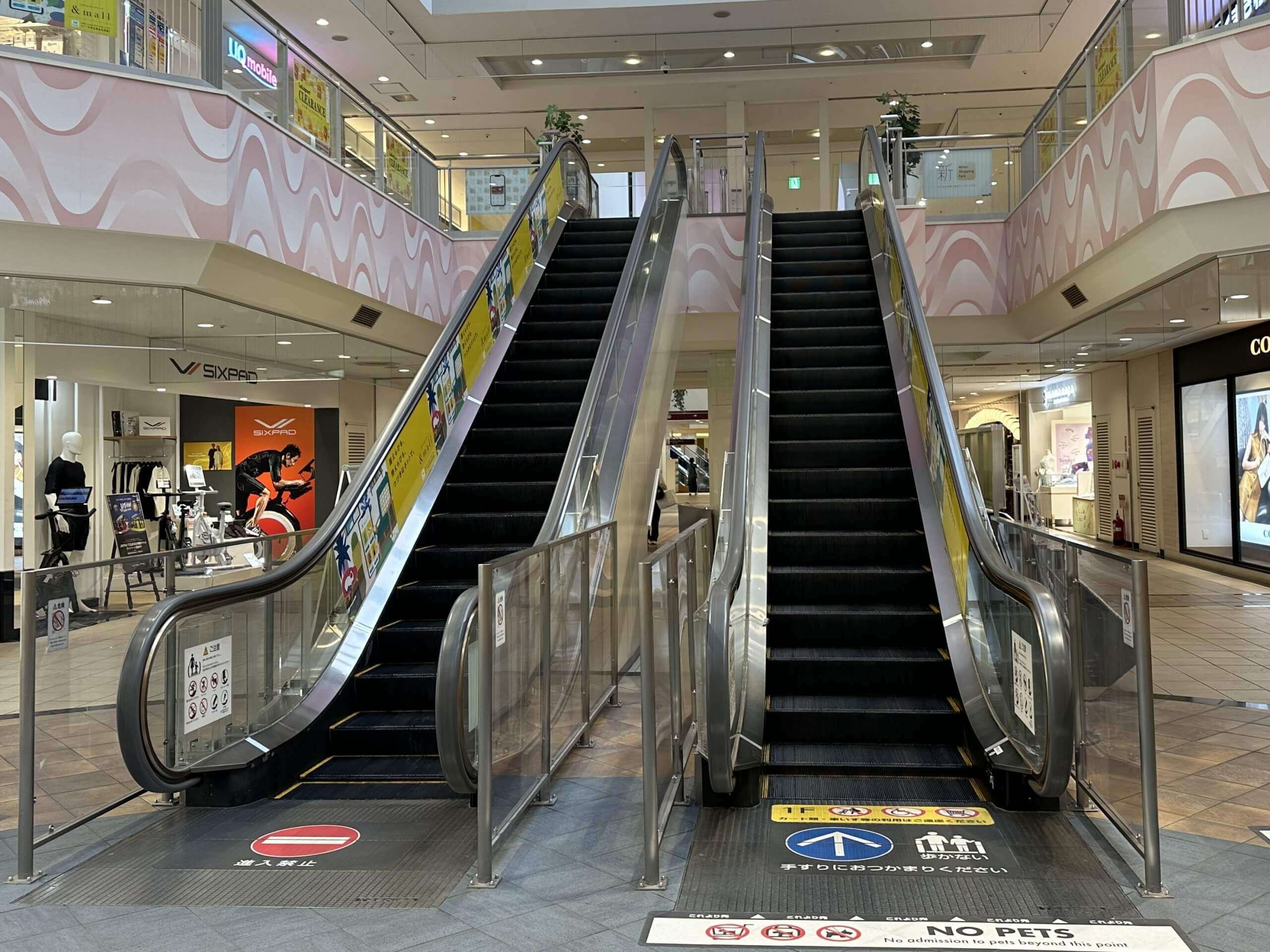 入館してすぐのエスカレータで2階に上がります