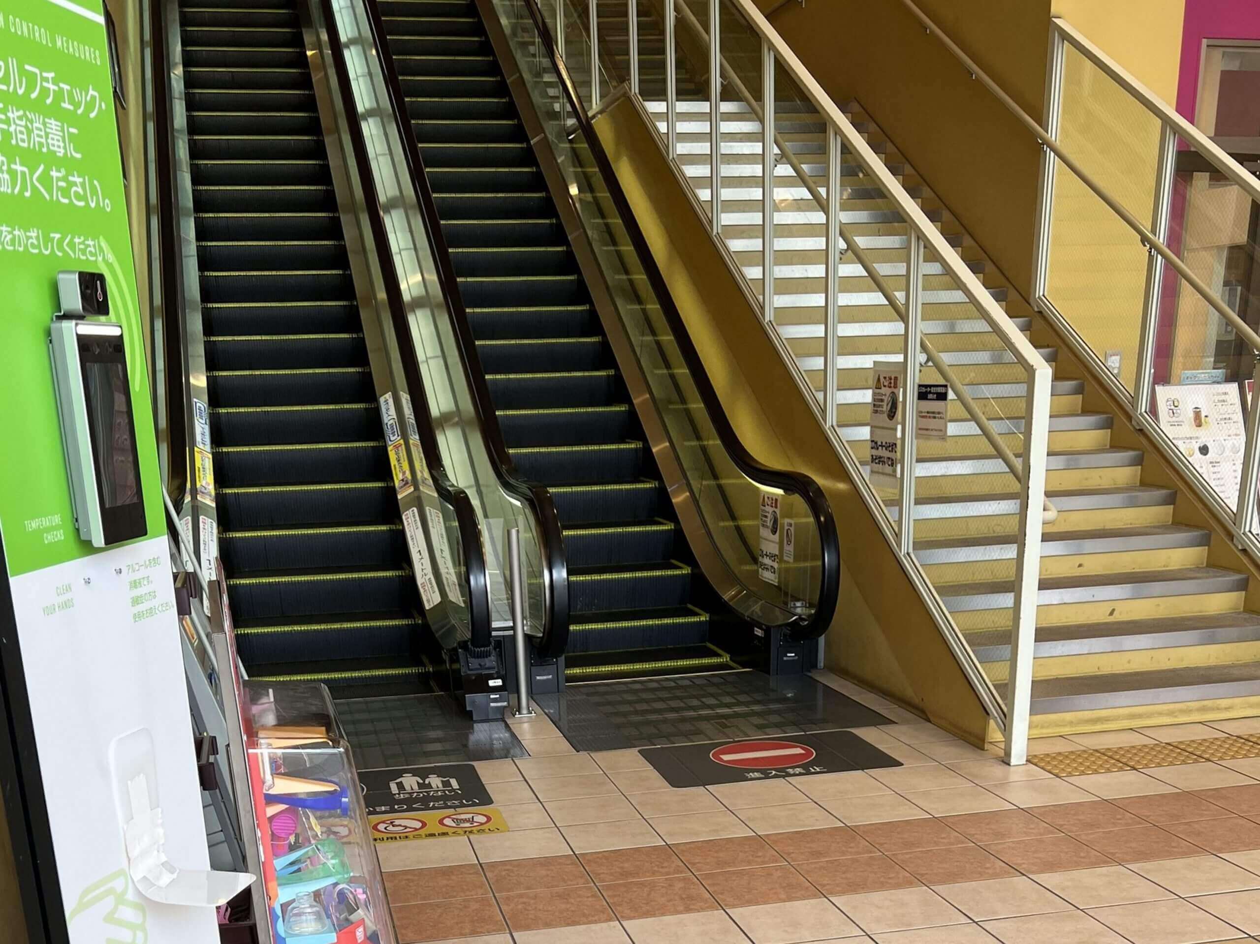 エスカレーターで2階へ上がります