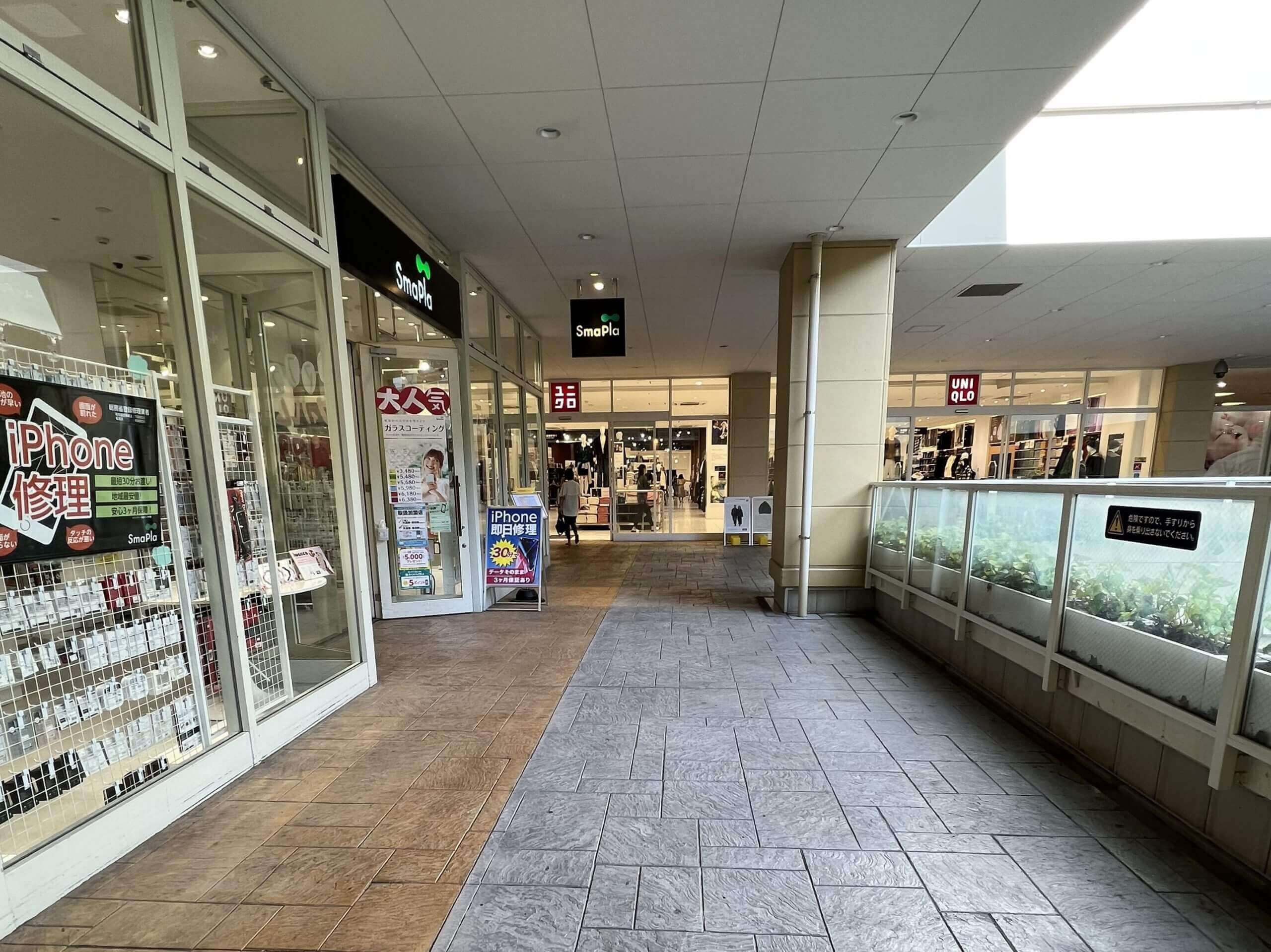 左手に店舗が見えます