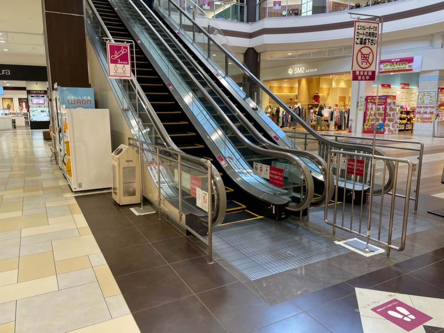 エスカレーターで2階に上がります