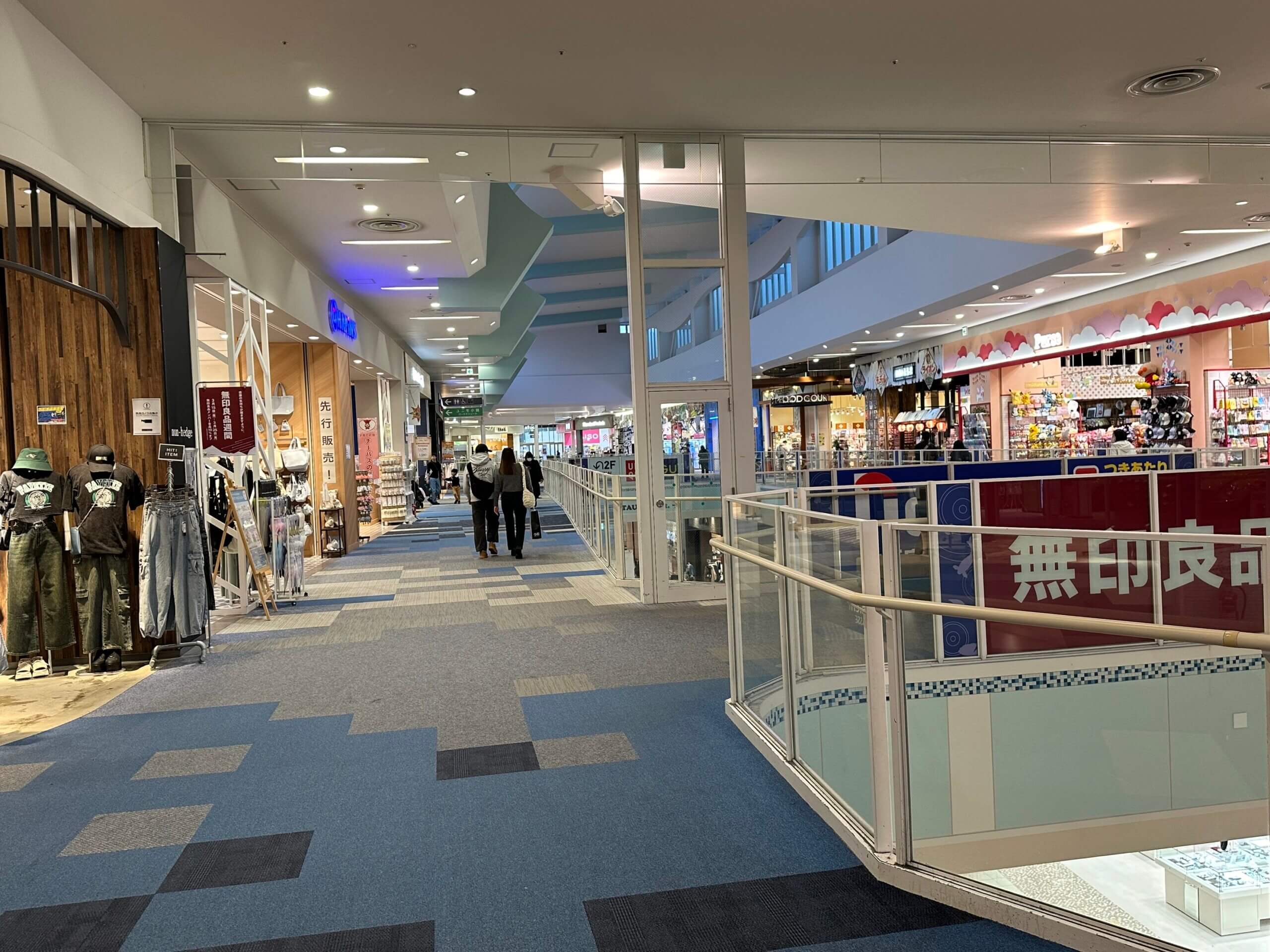右手の通路に向かって進みます