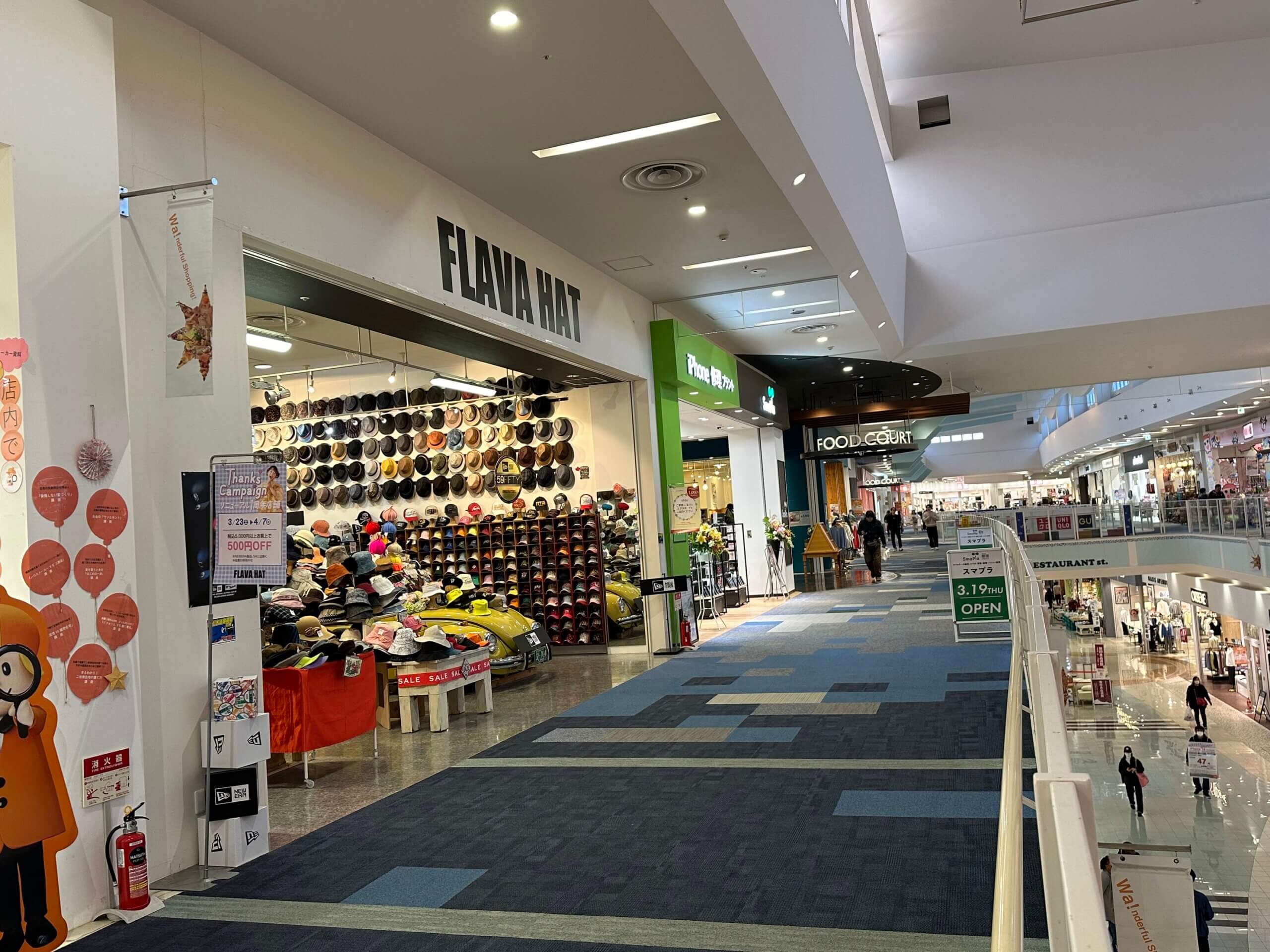 通路を進むと店舗が見えてきます
