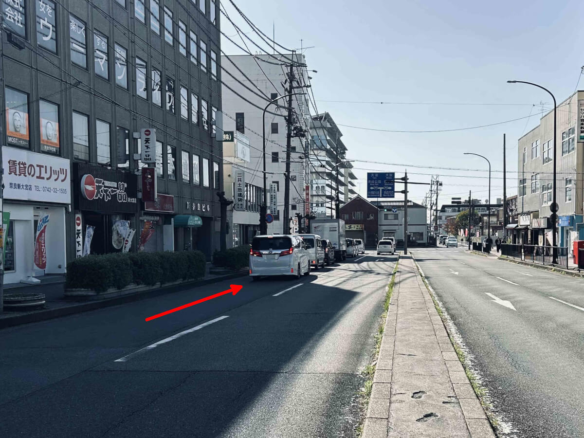 　新大宮駅改札を出ましたら南に向かいます
