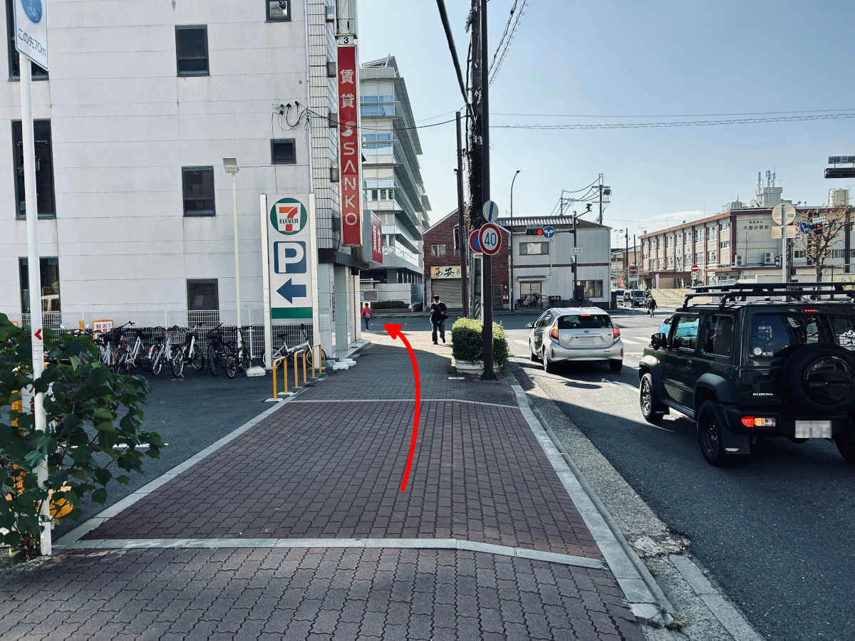 　一つ目の信号を左折します