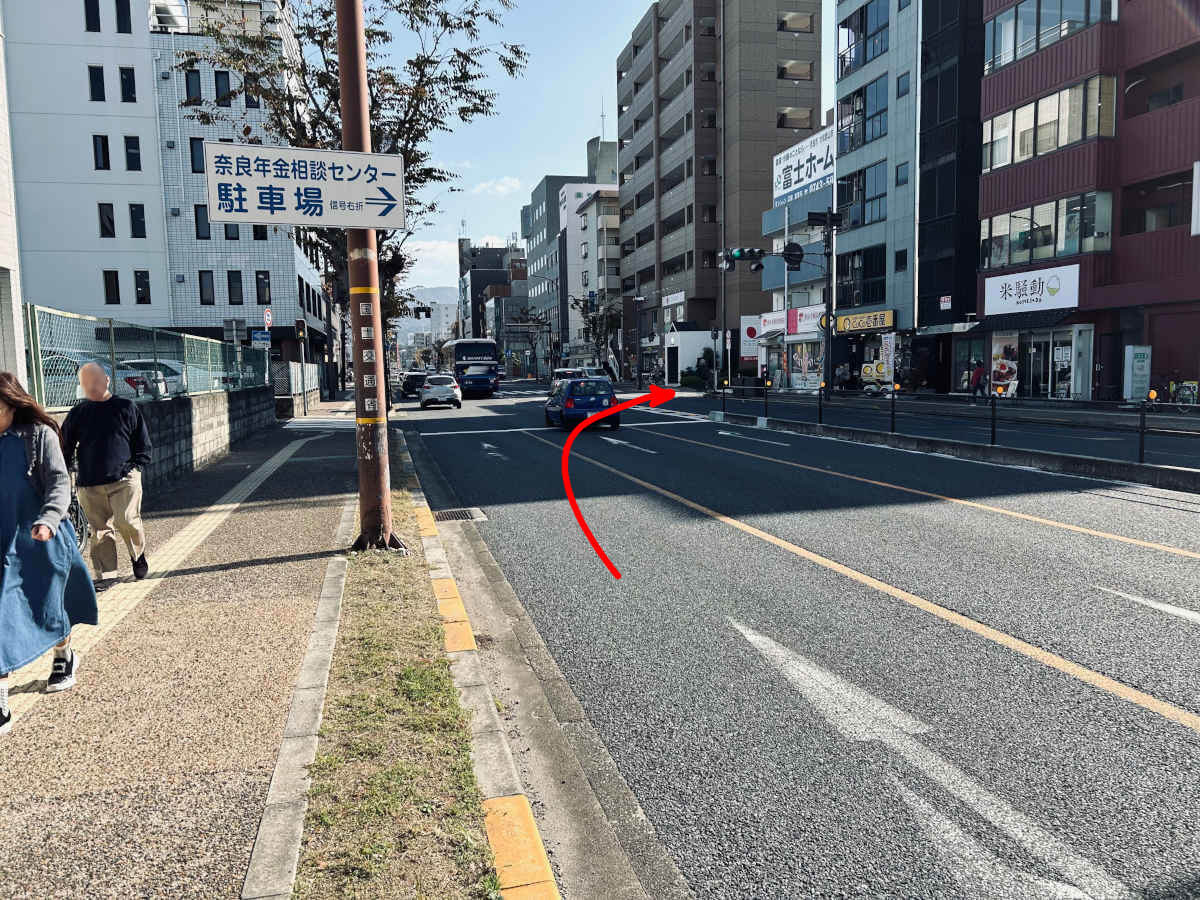 　一つ目の信号を右折します