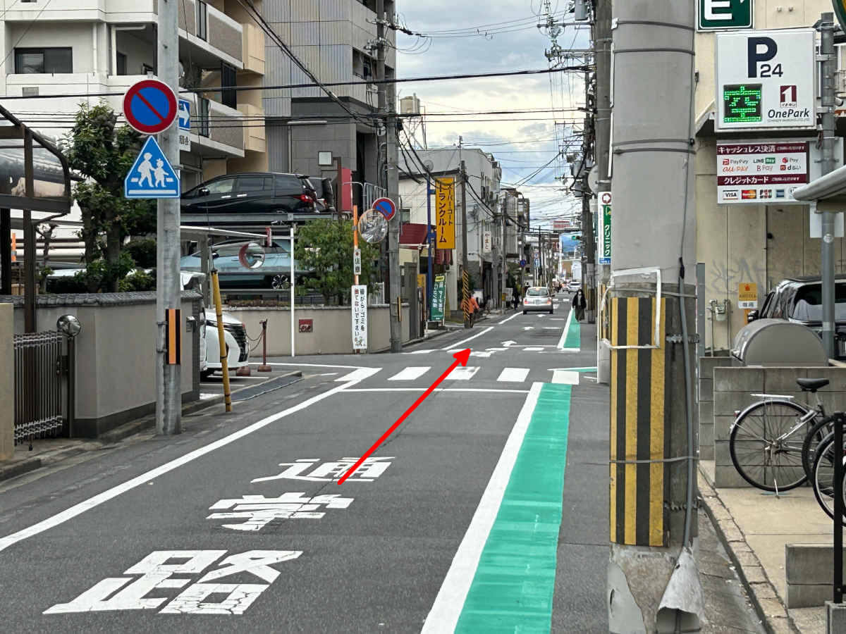 　左手に「スーパーコート」さんの黄色い看板が見えるともうすぐです