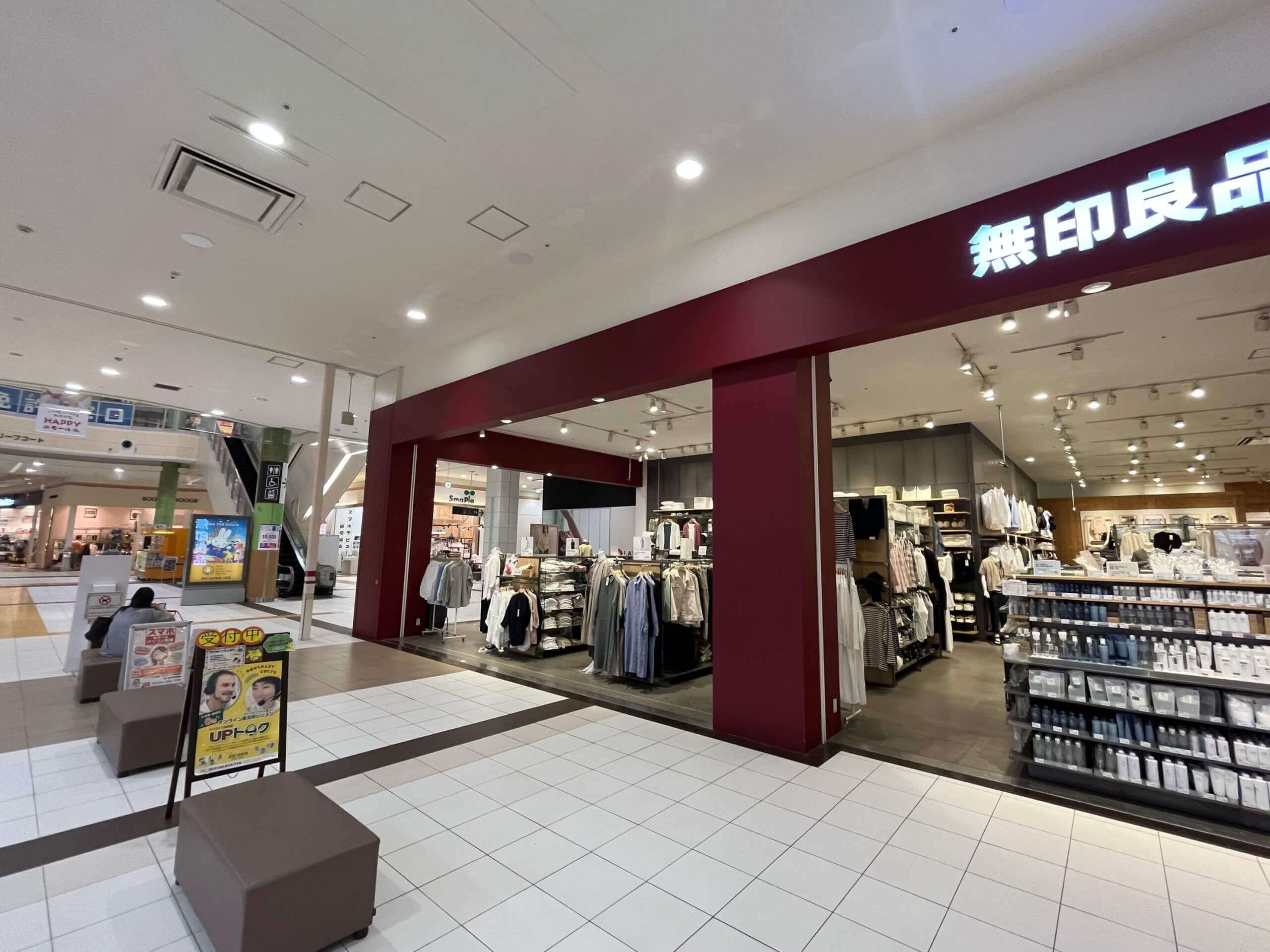 雑貨店を左に曲がります