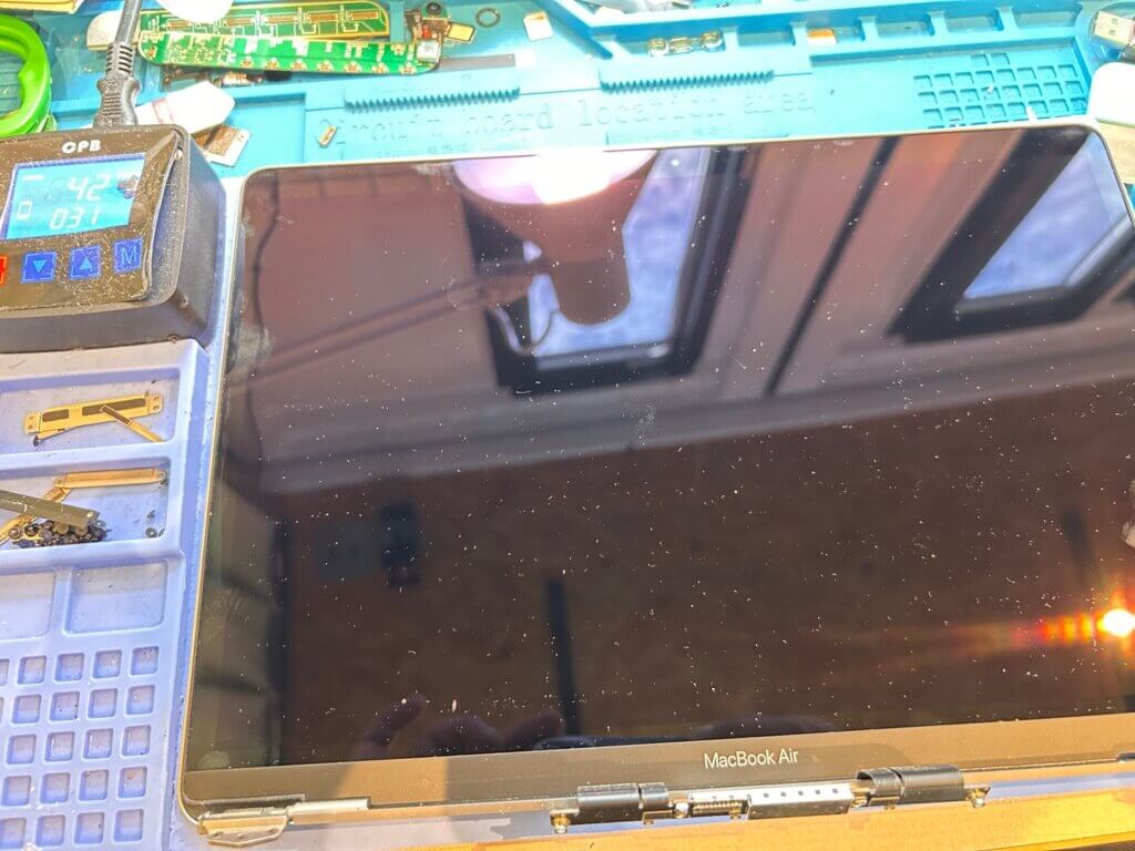 ジャンク品 MacBookAir A2337 液晶割れ MacBook Air A2337 2020年式の液晶割れ【41580円】 | 液晶修理.Net