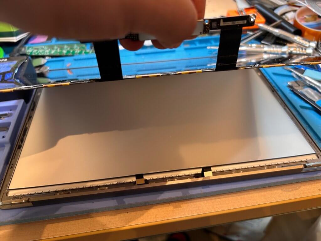 MacBookの液晶が割れてしまった！ MacBook M1 Air A2337 - パソコン