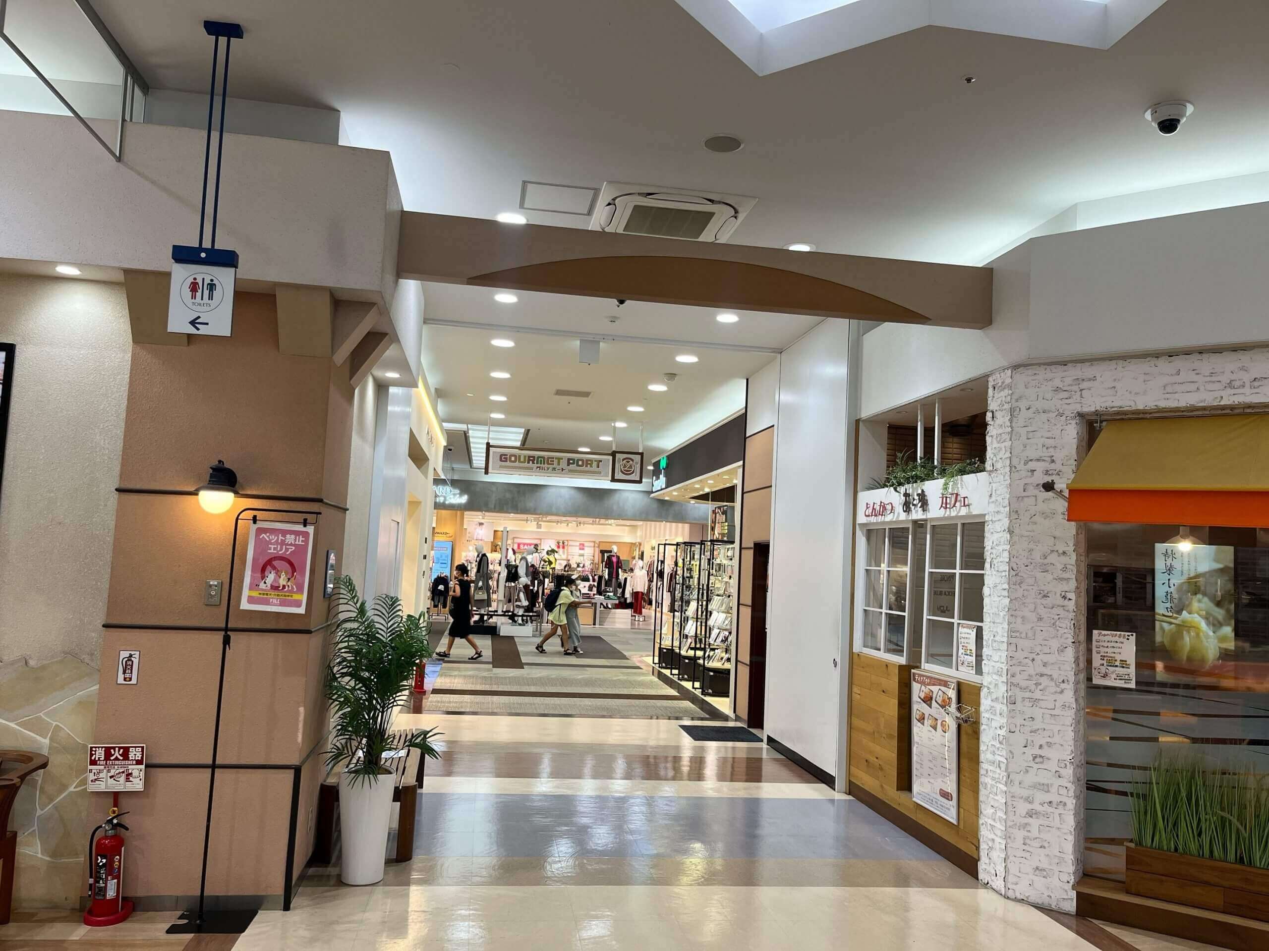 左手の自動扉を入ります。