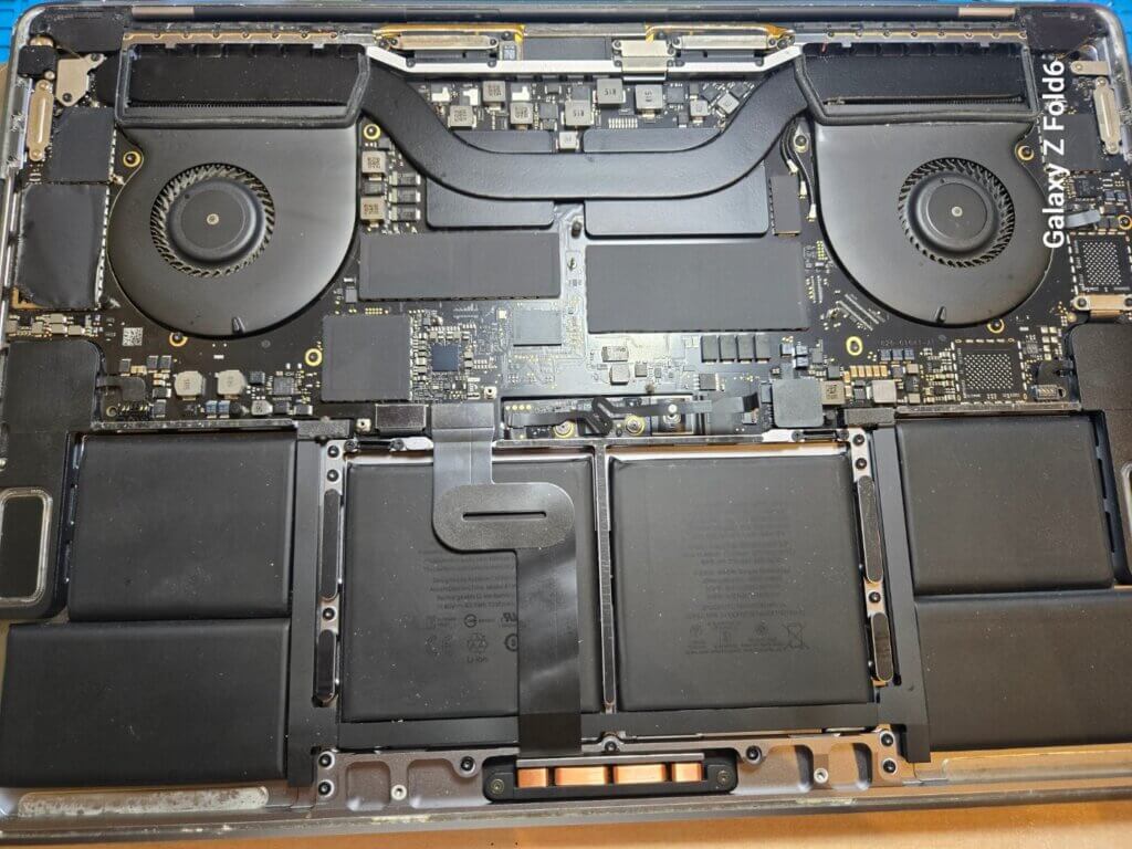 MacBook Pro 2018 15インチ A1990キーボード交換＋バッテリー交換