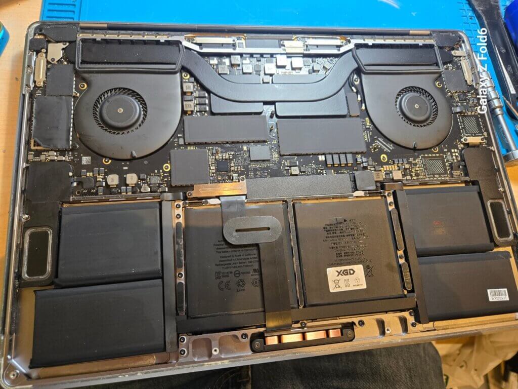 MacBook Pro 2018 15インチ A1990キーボード交換＋バッテリー交換