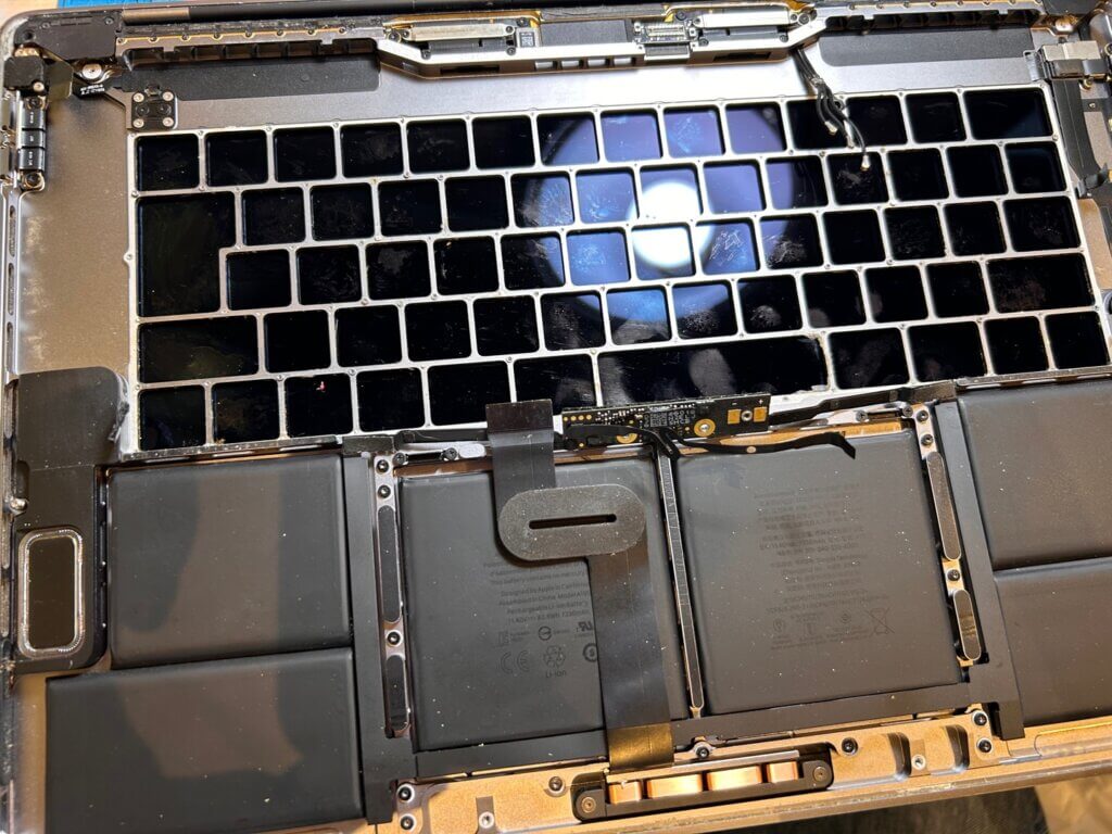 MacBook Pro 2018 15インチ A1990キーボード交換＋バッテリー交換