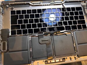 キーボード破損 MacBook Pro 15インチ (2016) 本体 MacBook Pro 2018 15インチ A1990キーボード交換＋バッテリー交換