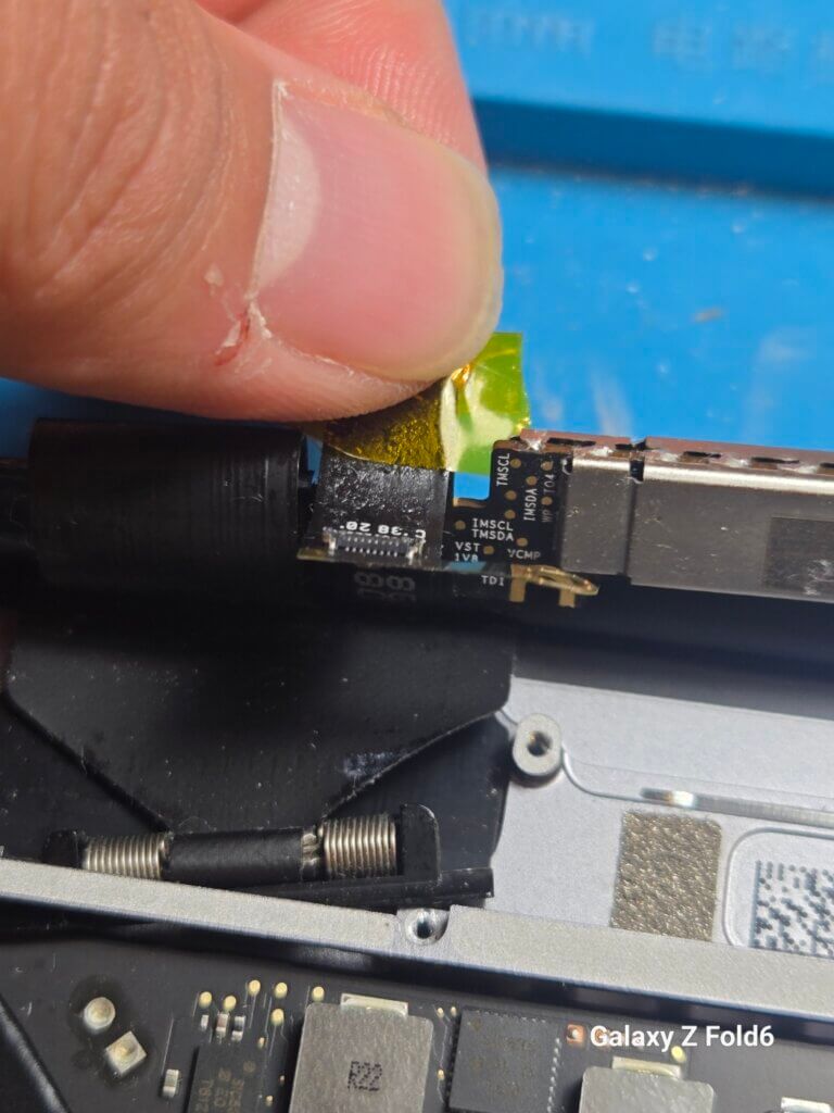 MacBook Pro 13インチ（A1706）のバックライトケーブル修理 - パソコン