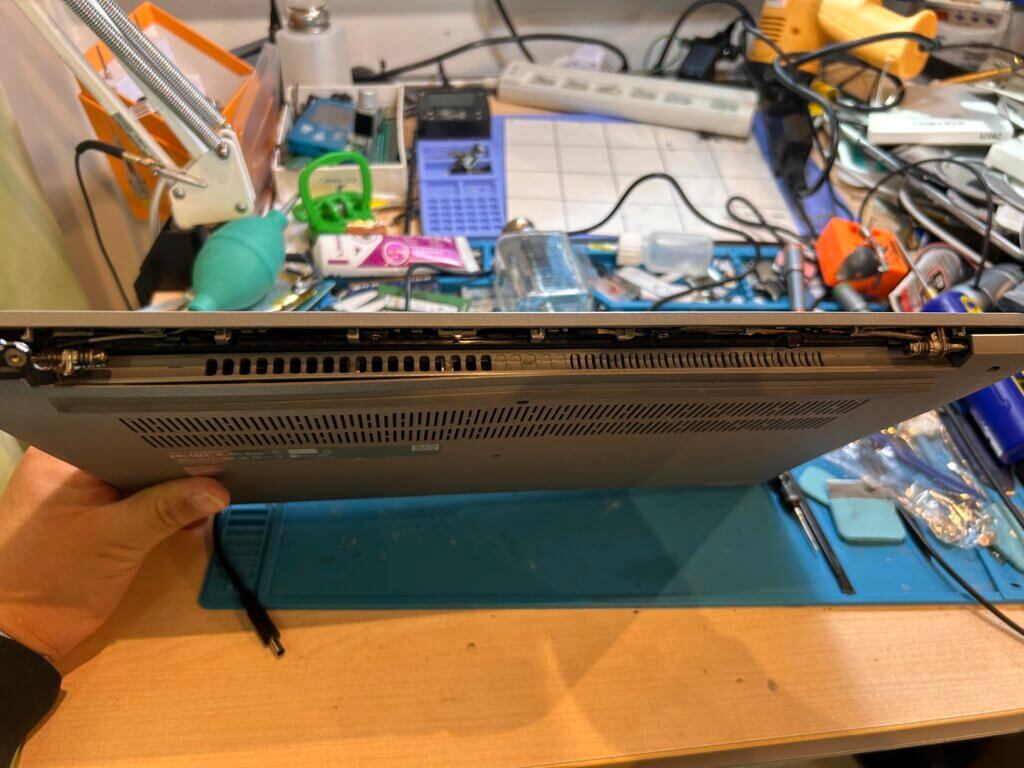 Lenovo IdeaPad 15インチ ノートPC 上半身（ディスプレイ + ヒンジ部分