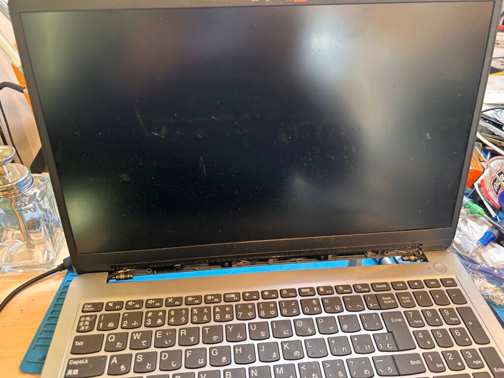 Lenovo IdeaPad 15インチ ノートPC 上半身（ディスプレイ + ヒンジ部分