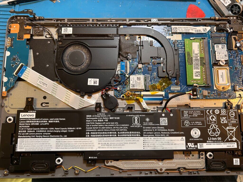 Lenovo IdeaPad 15インチ ノートPC 上半身（ディスプレイ + ヒンジ部分