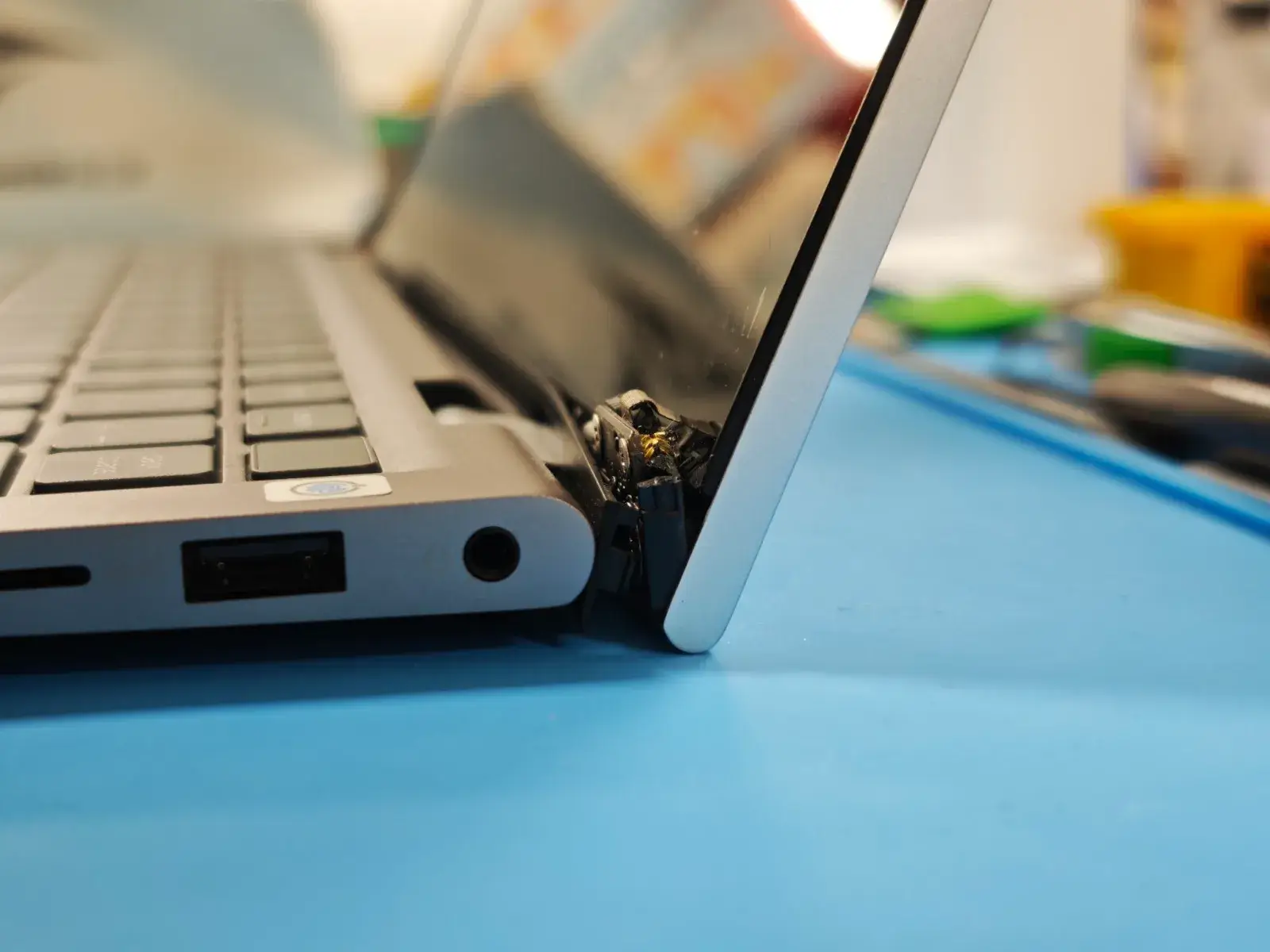 ヒンジ破損部分拡大