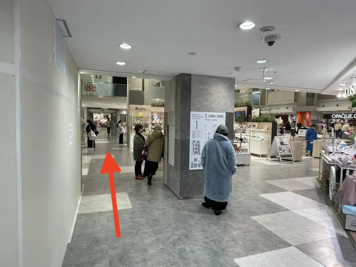 左側の通路を直進
