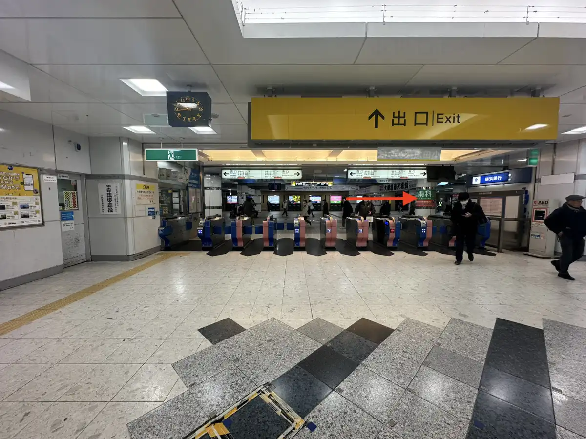 小田急改札を右に出ます
