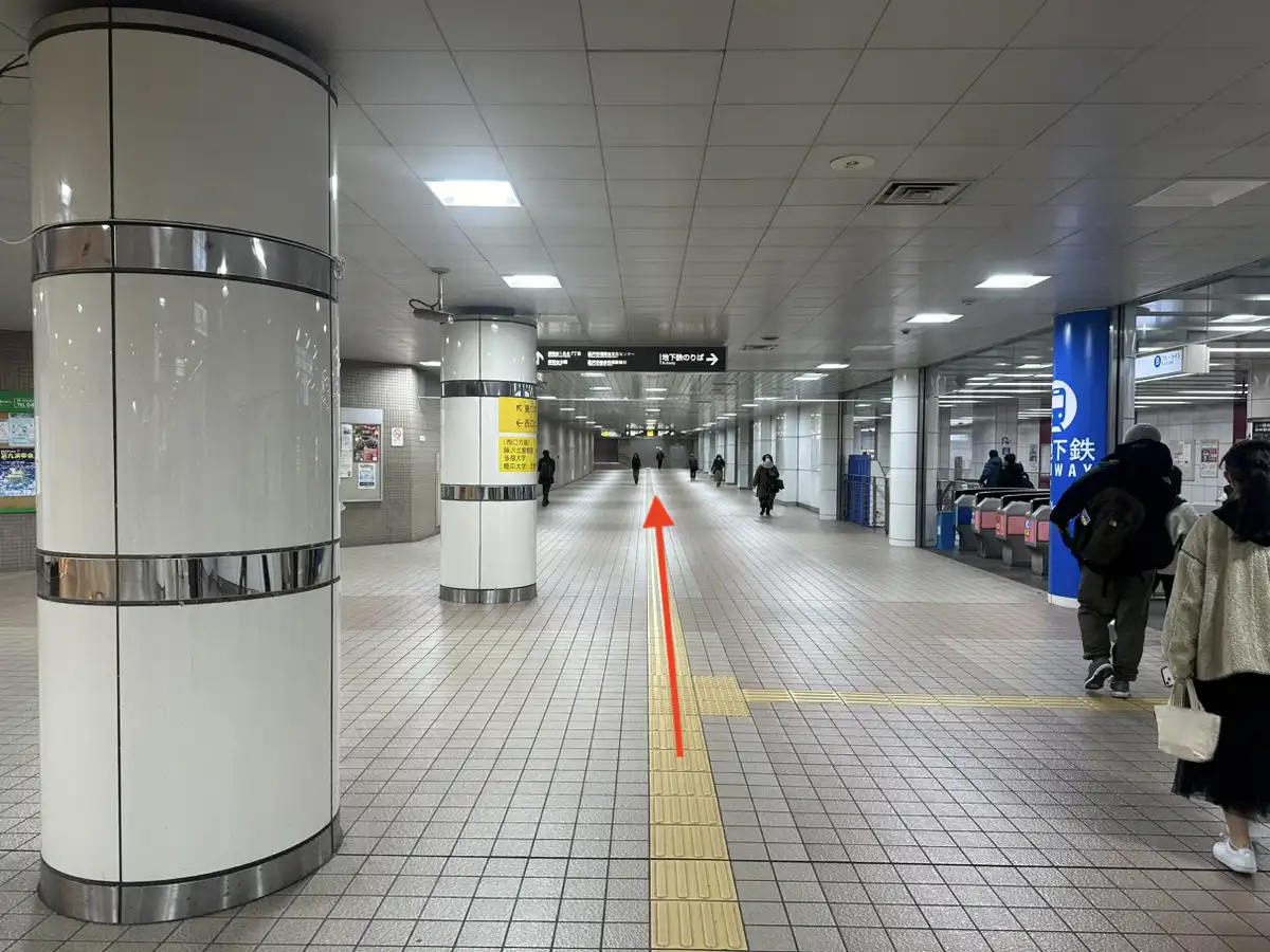 地下鉄ブルーライン改札がある方（東口H）まで直進します。