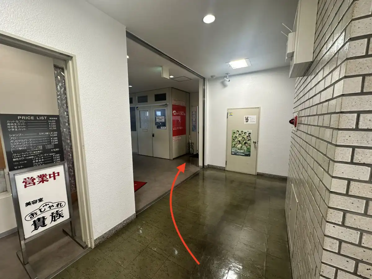 斜め右方向に当店がございます。